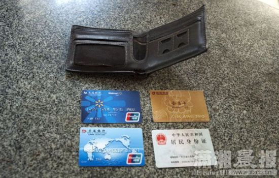12月24日，長沙雨花區(qū)美聯(lián)天驕城，當事人范先生展示小偷寄回的錢包、身份證和銀行卡。