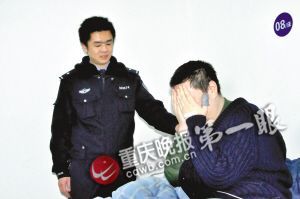 民警安慰激動的嫌疑人王華 民警安慰激動的嫌疑人王華