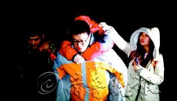 　途中女隊(duì)友小妮突發(fā)高燒，男隊(duì)員輪流背了她三個(gè)小時(shí)，直到網(wǎng)友開車來接