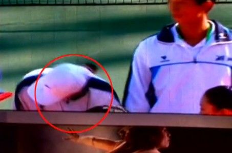 網(wǎng)友曝李娜九運會領(lǐng)獎臺上疑被當(dāng)眾扇耳光(圖) 網(wǎng)友曝李娜九運會領(lǐng)獎臺上疑被當(dāng)眾扇耳光(圖)