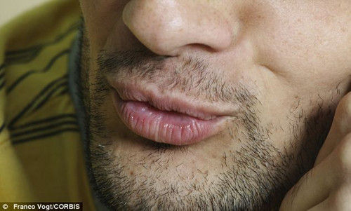 好色劫匪搶劫珠寶后親吻老板娘，留下的口水DNA成為了落網(wǎng)證據(jù)。