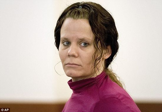 2月12日，勒死朋友并剖腹取嬰的柯里出庭受審。