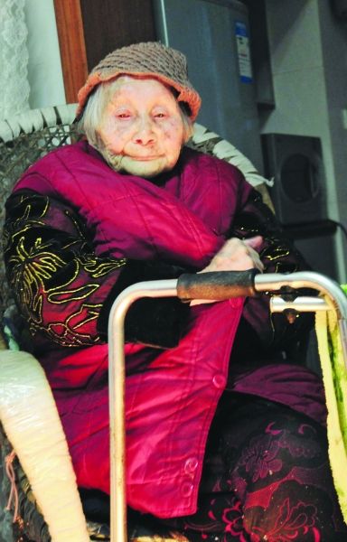 正在取暖的熊婆婆。見習(xí)記者 楊榮峰 攝