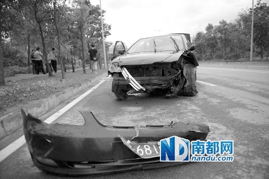 男子搶的比亞迪轎車車頭損毀嚴(yán)重。