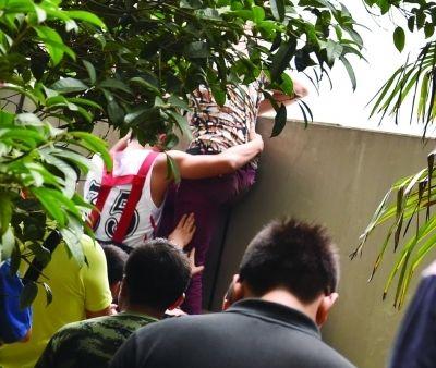 2小時后，該包工頭終于被抱下來了。