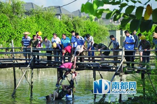 救援人員合力打撈起落水女孩，后經(jīng)醫(yī)護(hù)人員確認(rèn)已經(jīng)死亡。受訪者供圖