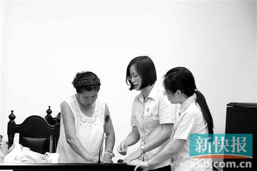 白春榮簽領(lǐng)國(guó)家賠償款。通訊員供圖