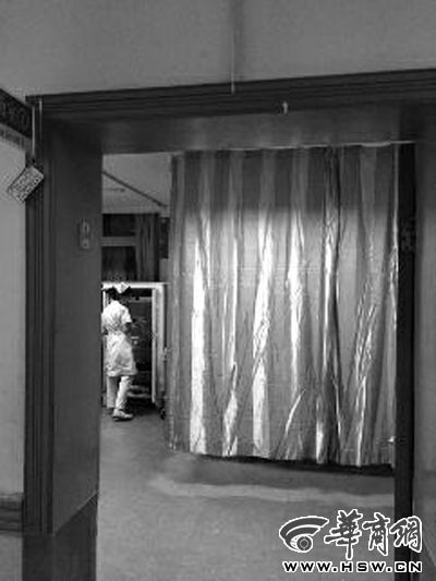 昨晚9時許，急診室簾后，6歲的小女孩靜靜地躺著 記者 卿榮波 攝