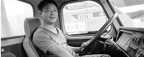 浙江吊車司機從火場吊出3人 老板當(dāng)場獎1部iPhone6