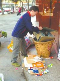 王光偉靠收廢品拾荒為生，每月僅有1000元的微薄收入。