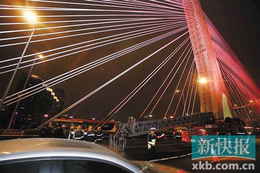 昨日深夜，橋上東側(cè)空出兩條車道用來救援。