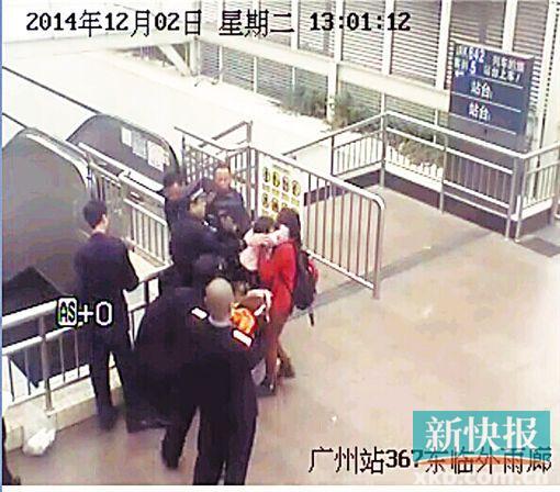 民警果斷將孩子救下,并控制跳樓男子。 通訊員圖(視頻截圖)