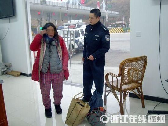 1月30日，衢州高速交警發(fā)現(xiàn)了徒步走在高速楓嶺關(guān)卡口的汪女士