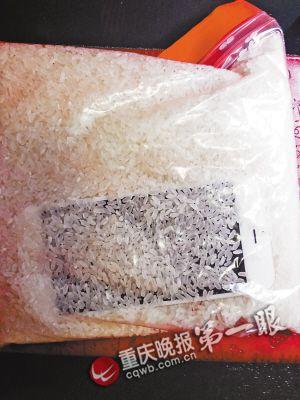 落水后，把手機(jī)放進(jìn)大米里吸水