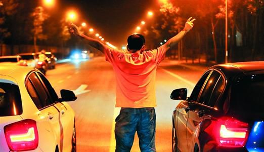 2013年8月25日凌晨，北京，在東壩大街路口進(jìn)行的一場(chǎng)飆車。