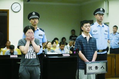 聽(tīng)到判決，賈某（左）哭了起來(lái)。一直到被帶離法庭，夫妻倆沒(méi)說(shuō)一句話(huà)