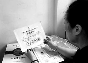 思念小寶的時(shí)候，李女士就一遍遍整理孩子留在家里的物品。