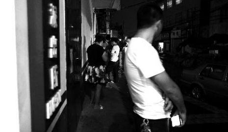 通過聊天軟件陌陌，男子小黃認(rèn)識了女孩小李，兩三天后，兩人就住到了一起。但好景不長，兩人在一起僅過了十幾天，戀愛關(guān)系即破裂，小黃稱曾給小李花了一萬余元。日前，小黃以詐騙為由將小李帶到派出所。