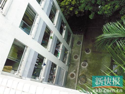 據(jù)目擊者稱,當(dāng)時(shí)墜樓者躺在右排中、下兩個(gè)井蓋中間附近。