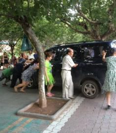 今年夏天壩壩舞成員將一輛小車推向公路。（圖據(jù)網絡）