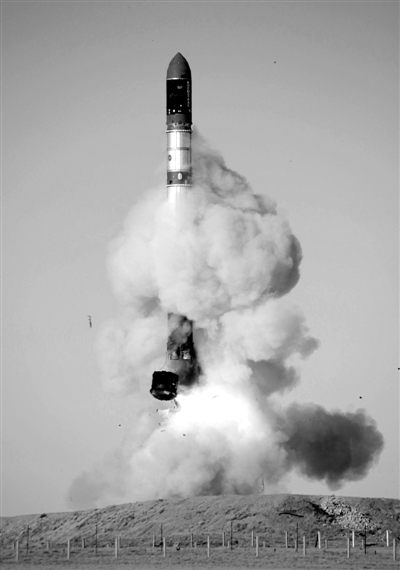　2007年6月15日，俄羅斯在哈薩克斯坦的軍事場地試射一枚“RS-20”導(dǎo)彈。尚未有媒體公布新型固