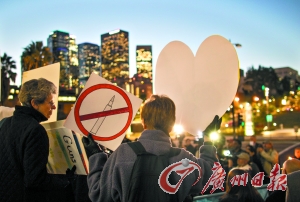 　14日，在美國(guó)首都華盛頓白宮外，民眾舉行燭光集會(huì)，悼念當(dāng)日康涅狄格州桑迪胡克小學(xué)槍擊案遇難者，呼吁