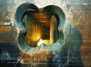 隧道頂端及四周用板材固定。 人民網(wǎng)照片