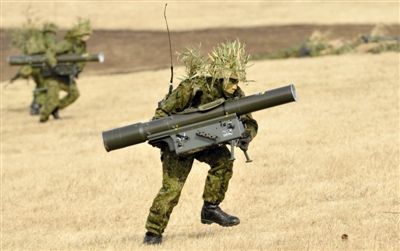 “作戰(zhàn)” 1月13日，日本自衛(wèi)隊一隊員在新年軍演中手持武器，發(fā)動進攻。媒體尚未公布1月22日的美日聯(lián)合軍演圖片。