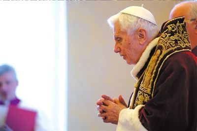 ?11日，本篤十六世出席主教會(huì)議，宣布將于本月28日退位。圖/CFP