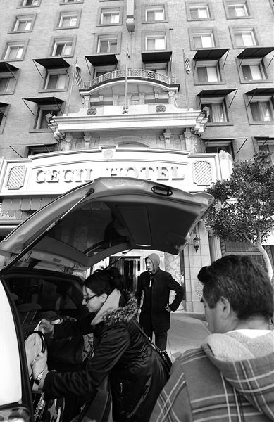 20日，美國洛杉磯，塞西爾酒店房客薩拜娜乘出租車離開酒店。由于擔(dān)心水質(zhì)受到污染，目前已有27戶房客離開塞西爾酒店。