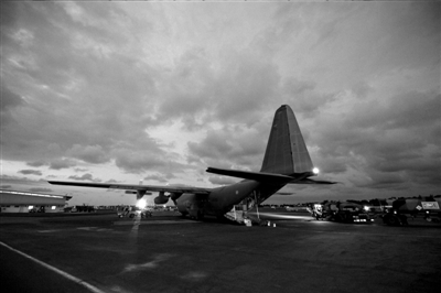 3月23日，中非共和國(guó)首都班吉，從加蓬首都利伯維爾出發(fā)的法國(guó)增援部隊(duì)共計(jì)200名士兵抵達(dá)班吉國(guó)際機(jī)場(chǎng)