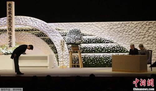 “3·11”東日本大地震兩周年紀(jì)念追悼?jī)x式在東京舉行，日本明仁天皇與皇后、首相安倍晉三出席