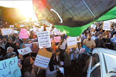 10日，利比亞首都的黎波里，當(dāng)?shù)厥忻裨诶葋喭饨徊客馐就?，抗議“政治隔離法”。圖/東方IC