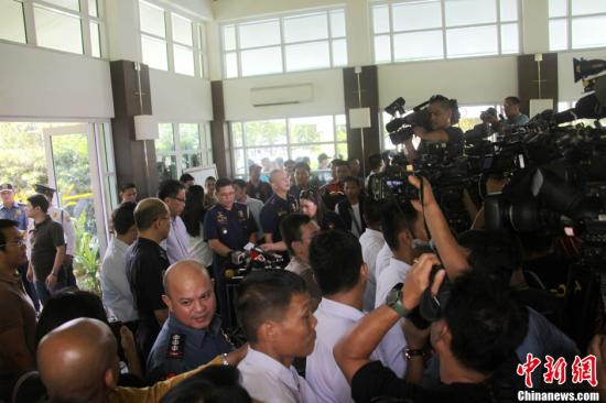 　　6月1日，菲律賓內(nèi)政部長(zhǎng)羅哈斯在菲國(guó)家警察部隊(duì)司令普里斯馬等人陪同下召開(kāi)記者會(huì)，介紹環(huán)球城公寓樓