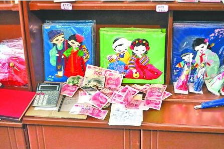　　2012年6月21日，在朝鮮羅先特別市的一家商店里，柜臺(tái)上散落著一些人民幣。在朝鮮，人民幣比本國(guó)