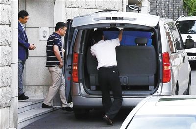 16日,為追征前總統(tǒng)全斗煥的非法資金,韓國檢察廳搜查其住宅和家族企業(yè)。