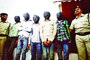 印度一個(gè)特別法庭20日宣布，判處卷入瑞士女游客遭輪奸案的6名男子終身監(jiān)禁。檢方對(duì)判決結(jié)果感到滿意，但表示不排除被告上訴可能。