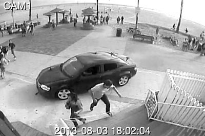 監(jiān)控錄像截屏圖：3日，美國洛杉磯市，一輛汽車沖進威尼斯海灘棧道上的人群。圖/東方IC