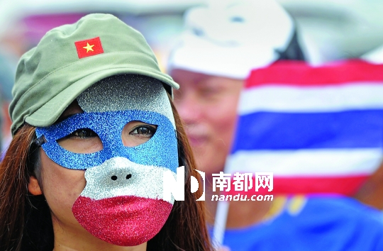 4日，一名泰國反政府人士頭戴面具在首都曼谷參加集會(huì)。