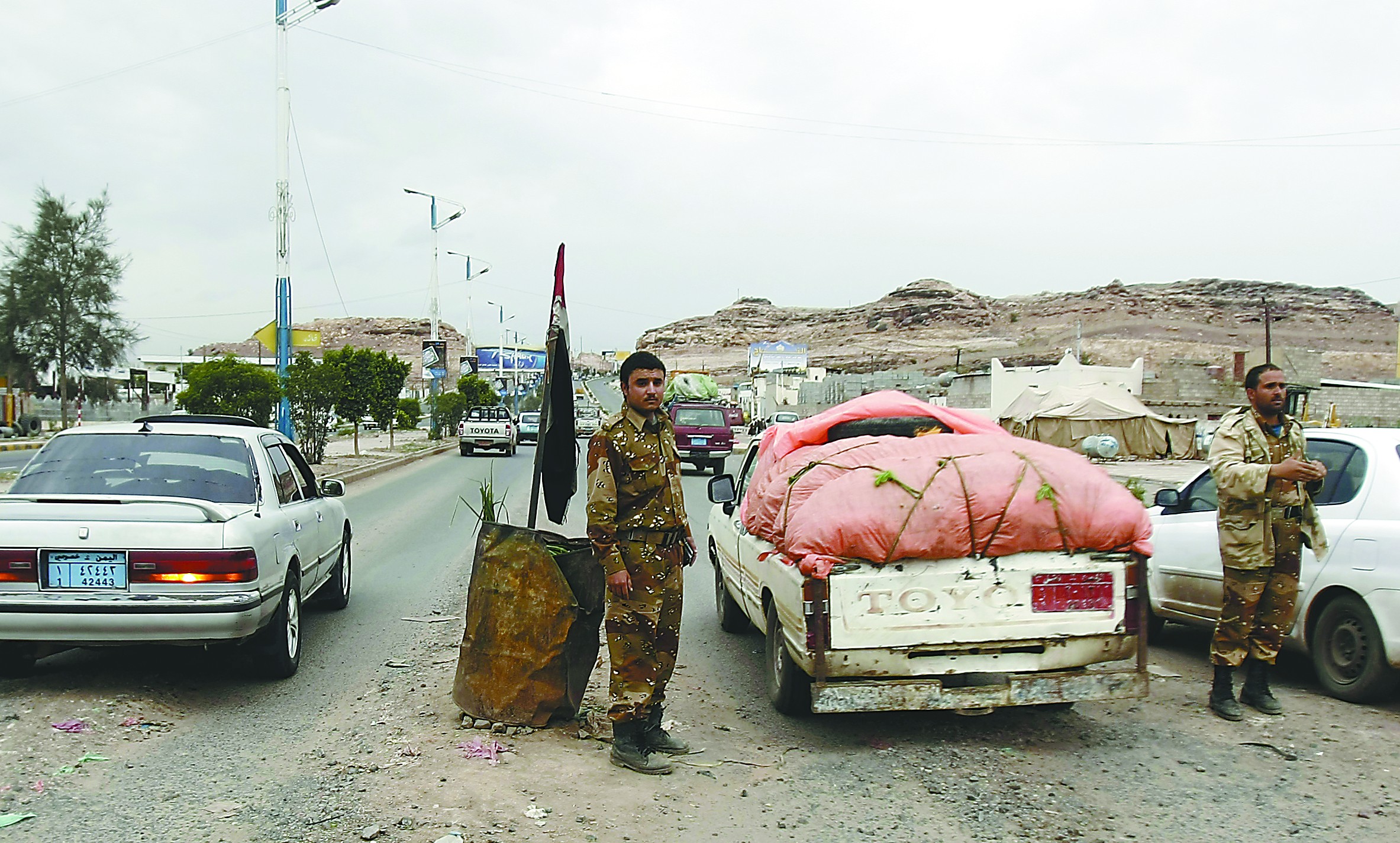 當(dāng)?shù)貢r(shí)間4日，在也門(mén)首都薩那，安全人員在通往美國(guó)大使館的路上設(shè)置檢查站檢查過(guò)往車(chē)輛。