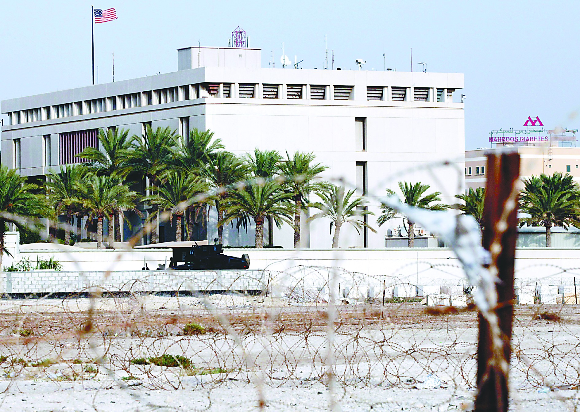 當(dāng)?shù)貢r(shí)間4日，在也門(mén)首都薩那，安全人員在通往美國(guó)大使館的路上設(shè)置檢查站檢查過(guò)往車(chē)輛。