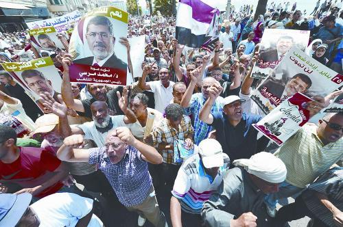 16日，穆爾西的支持者進行“憤怒的星期五”大游行，抗議軍方清場行動造成嚴(yán)重人員傷亡。