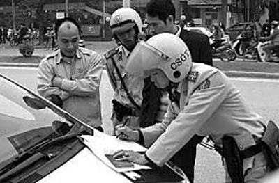 越南交警在開罰單。