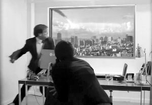 超高清屏幕上出現(xiàn)隕石撞擊城市樓群的場景，蒙在鼓里的求職者以為發(fā)生了真實(shí)的末日災(zāi)難