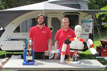 皮尤和尼克爾斯基與他們的3D機器人。