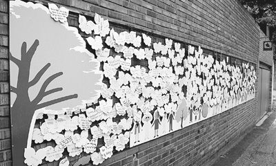 參觀者們在戰(zhàn)爭與女性人權(quán)博物館的留言墻上貼滿了留言 參觀者們在戰(zhàn)爭與女性人權(quán)博物館的留言墻上貼滿了留言