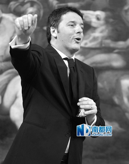 2月22日，在意大利羅馬總理府，新任總理馬泰奧·倫齊搖鈴象征正式行使總理權力。