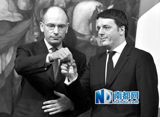 2月22日，在意大利羅馬總理府，新任總理馬泰奧·倫齊(右)與前任總理恩里科·萊塔舉行交接儀式。