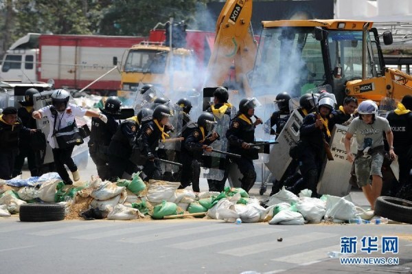 當(dāng)?shù)貢r(shí)間2月18日，泰國曼谷警方與示威者發(fā)生沖突。