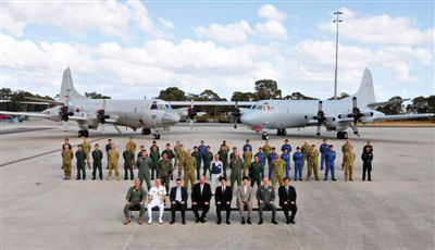 4月29日，參與搜尋馬航失聯(lián)客機(jī)的多國(guó)軍人和軍機(jī)在珀斯皮爾斯空軍基地合影。5月1日，馬航宣布搜尋進(jìn)入新階段，重點(diǎn)將借助不同技術(shù)擴(kuò)大海底搜尋。